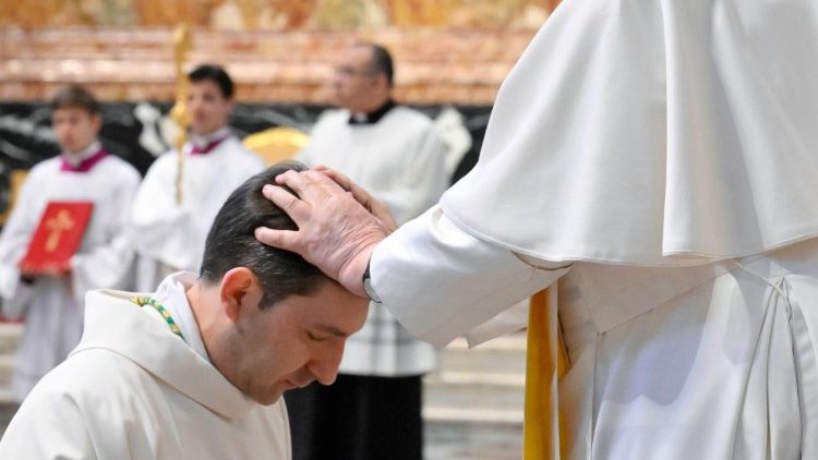 El Papa impone sus manos sobre el nuevo obispo