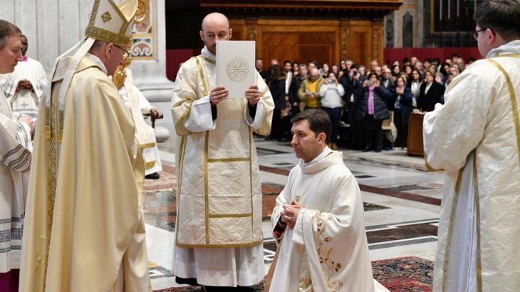 A ordenação episcopal de dom Vincenzo Turturro (Vatican Media)