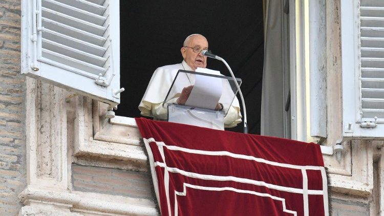 Ferenc pápa elmondja beszédét