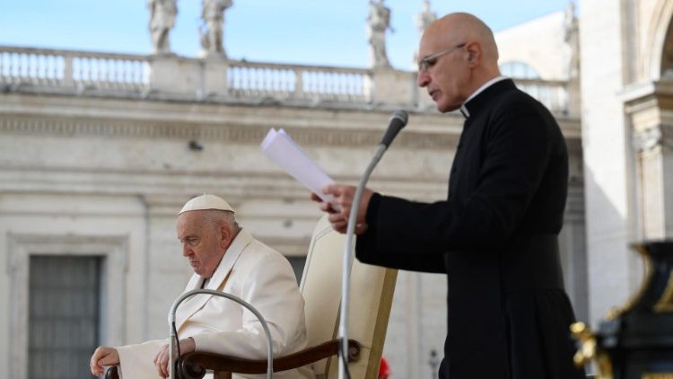 Padre Pierluigi Giroli, collaboratore del Papa, legge la catechesi