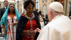 教皇フランシスコ、先住民の知恵と科学をテーマとするワークショップ参加者と　2024年3月14日　バチカン宮殿