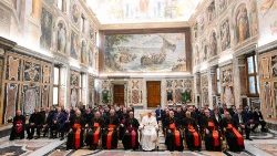 교황청 복음화부 세계복음화부서 총회 참석자들을 만나는 프란치스코 교황