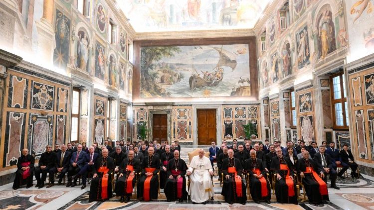 교황청 복음화부 세계복음화부서 총회 참석자들을 만나는 프란치스코 교황