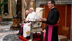 ks. Filippo Ciampanelli odczytuje papieskie przemówienie
