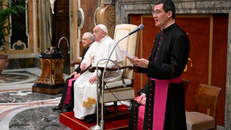 Monsignor Filippo Ciampanelli mentre legge il discorso di Francesco