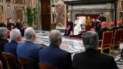 O Papa com os participantes da plenária do Dicastério para a Evangelização da Seção para Questões Fundamentais do Mundo. 