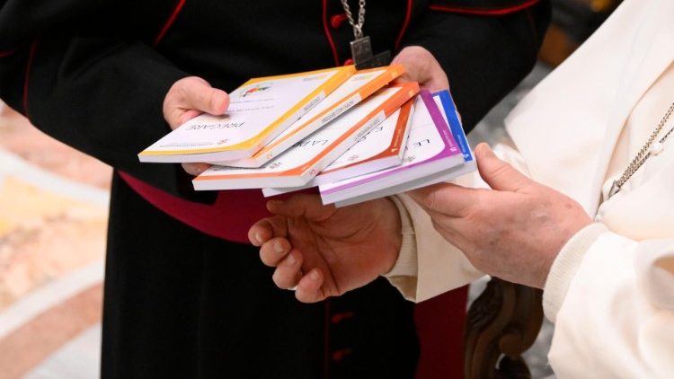 2025년 희년 준비를 위해 교황청 복음화부가 마련한 「기도 소책자들」
