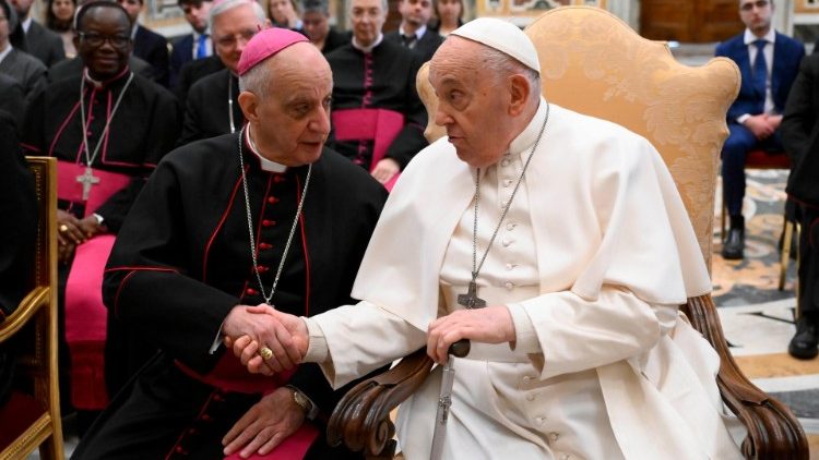 교황과 교황청 복음화부 장관 직무 대행 리노 피시켈라 대주교
