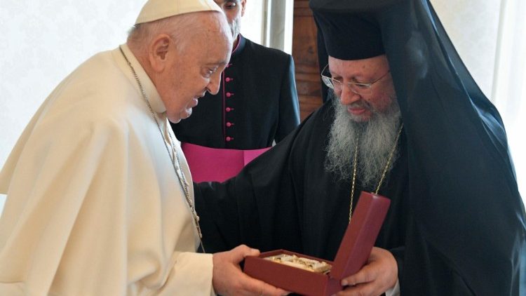 Encuentro del Papa con el Metropolita Agathanghelos, Director general de la Apostolikì Diakonia de la Iglesia de Grecia (Foto de archivo)