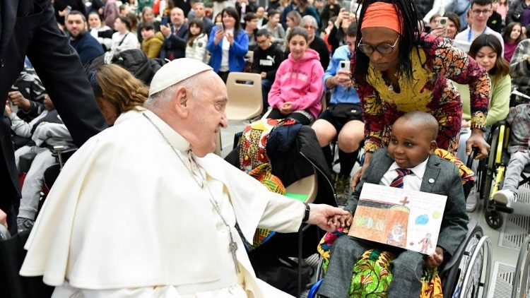 El Papa Francisco con un niño paciente del hospital pediátrico bambino Gesù.