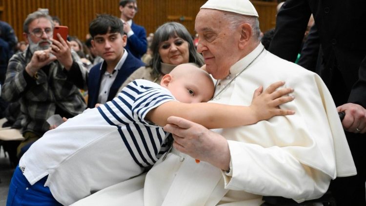 Папата с дете, лекуващо се в болницата Bambino Gesù