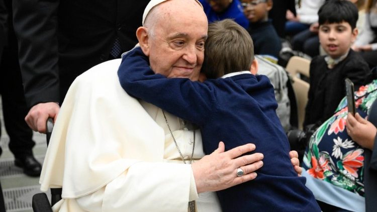  Påven Franciskus välkomnade anställda och patienter vid barnsjukhuset ’Bambino Gesu’ i Paulus VI:s audiesnhall 