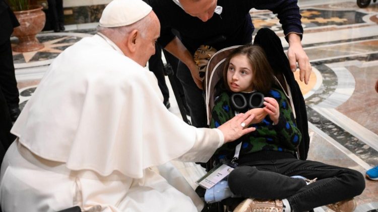Le Pape François en compagnie d'une enfant