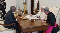 Le Pape recevant Wavel Ramkalawan, President de la Republique des Seychelles, le 16 mars. 