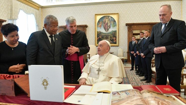 Lo scambio dei doni fra il Papa e il presidente delle Seychelles