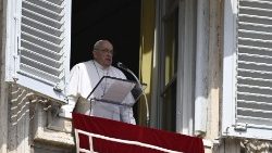 Papa da janela do apartamento pontifício para o Angelus