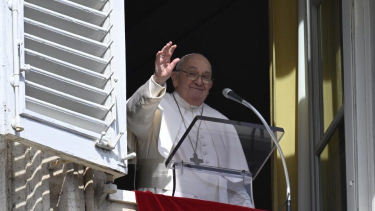 교황청 사도궁 서재 창문에 모습을 드러낸 프란치스코 교황