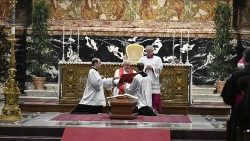 Le Pape François devant le cercueil du cardinal Cordes