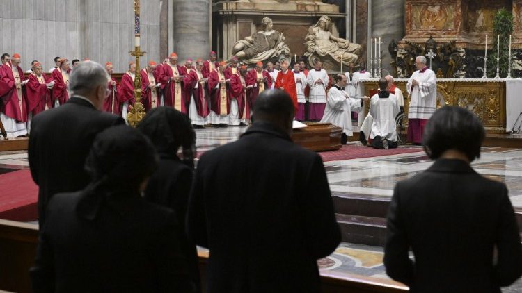 Una immagine dei funerali nella Basilica di San Pietro