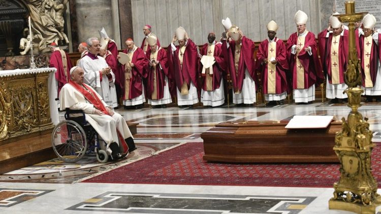 O Papa durante as exéquias do cardeal Paul Josef Cordes na Basílica de São Pedro