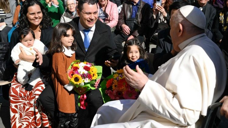 한 가족과 대화를 나누는 프란치스코 교황