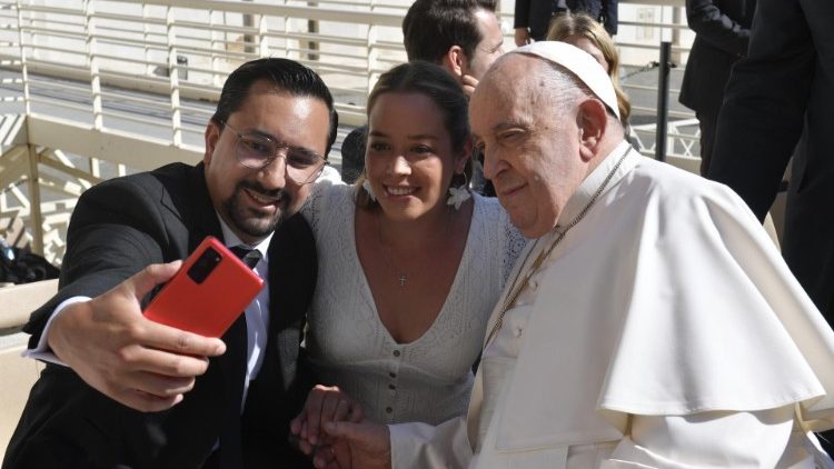 Le Pape a rencontré les pèlerins à l'issue de l'audience générale. 