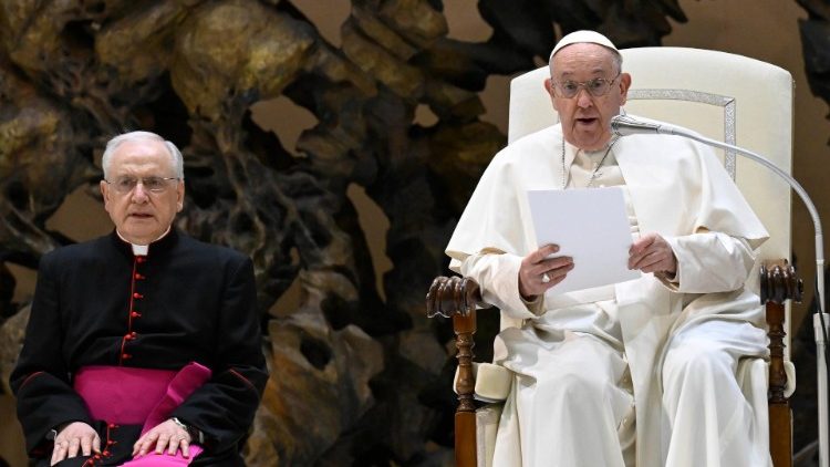 Il Papa mentre legge il suo discorso