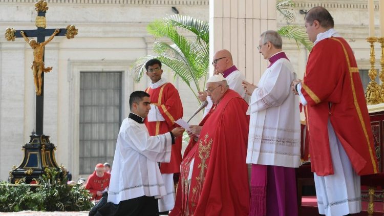 Papež Frančišek med pozivi pred molitvijo Angel Gospodov in sklepom svete maše na Trgu sv. Petra na Cvetno nedeljo.