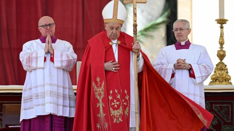 Papa Francisc se roagă la Liturghia Duminica Floriilor din Piața Sf. Petru