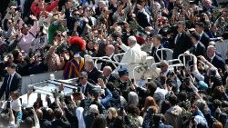 Papa Francisc între romanii și pelerinii prezenți la Sfânta Liturghie a Duminicii Floriilor din 24 martie 2024