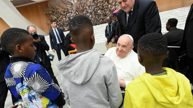 Francisco durante o encontro com a comunidade da Nigéria na Sala Paulo VI