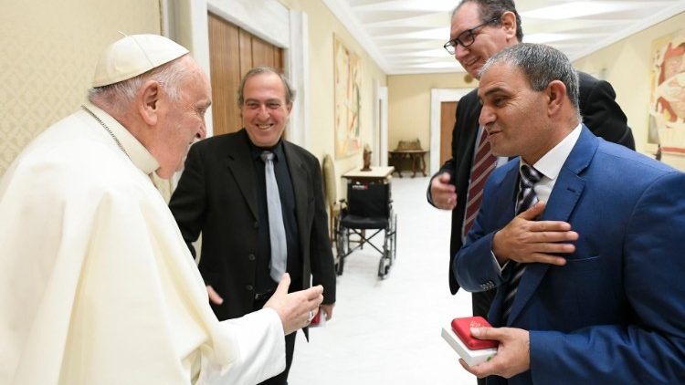 Le Pape François en compagnie de Bassam et Rami