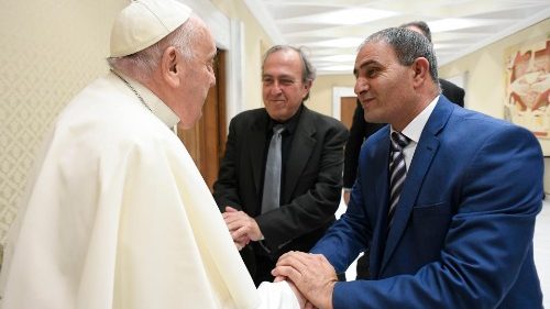 Terra Santa, il Papa abbraccia i padri di due bimbe uccise in guerra: amici uniti dalla croce