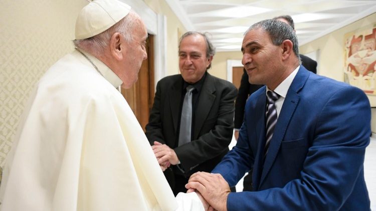 Papež František zdraví Bassama Aramina a Ramiho Elhanana