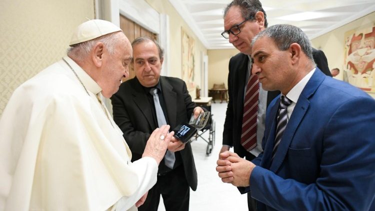 Il Papa con Rami e Bassam prima dell'udienza generale