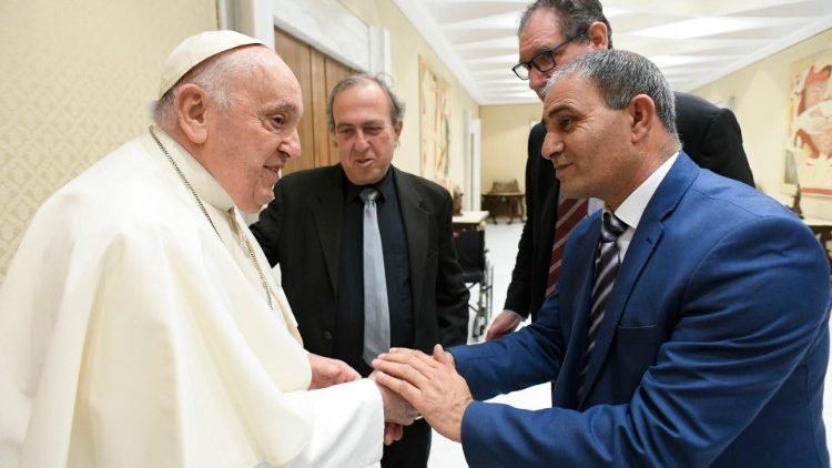 Papst Franziskus hat die beiden Väter vor der Generalaudienz getroffen