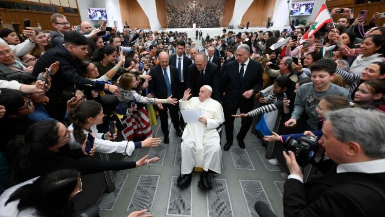 Ao final da Audiência Geral, o encontro do Papa com os jovens