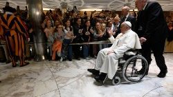 Il Papa durante il saluto ai fedeli dopo l'udienza generale
