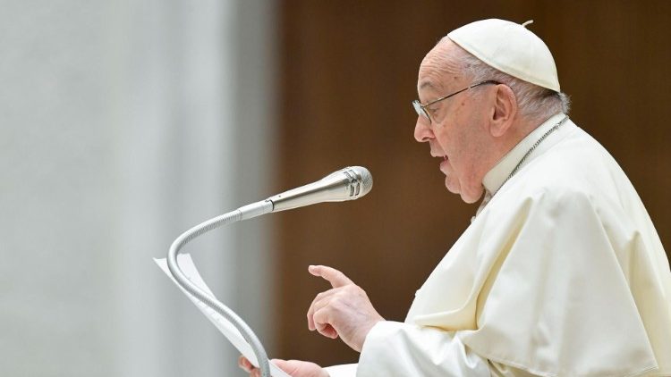 האפיפיור פרנציסקוס נואם בפני המאמינים שהתאספו בקבלת הקהל הכללית 