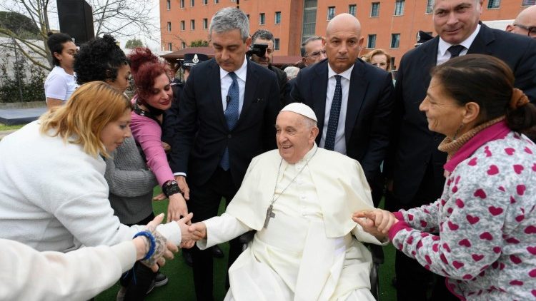 Il Papa al suo arrivo a Rebibbia femminile