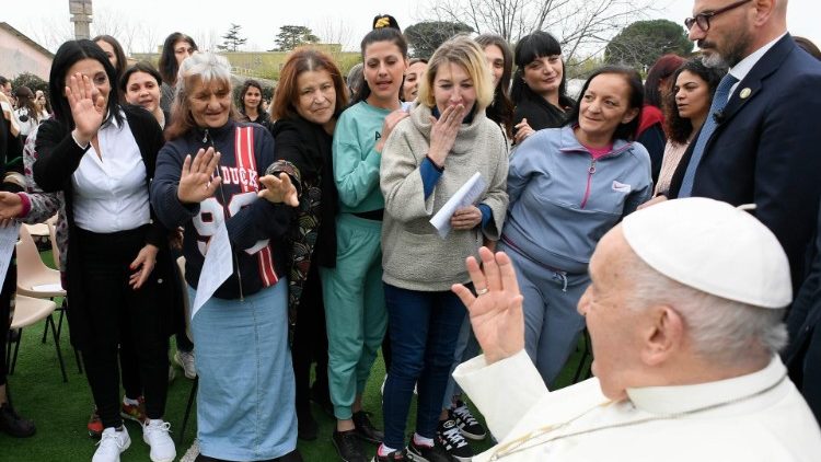 Le Pape a salué les femmes détenues avant la messe in Coeli Domini. 