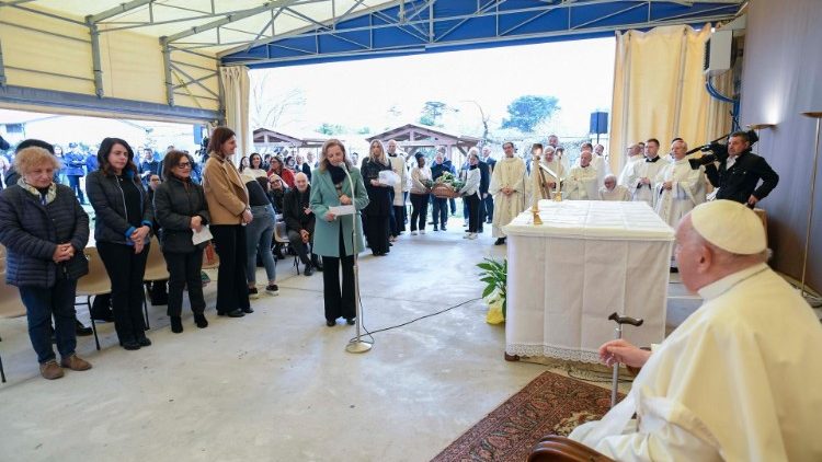 Papst Franziskus bei seinem Besuch im Frauengefängnis