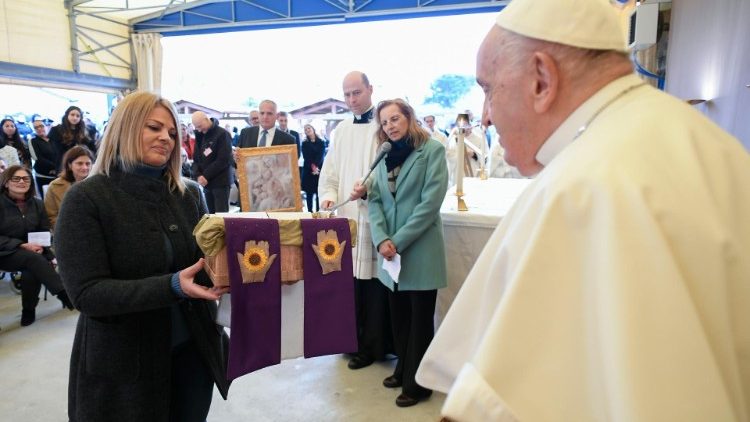 Gefängnisinsassinnen haben dem Papst nach der Messe noch von ihnen hergestellte Geschenk überreicht: hier zwei Stolen mit eingestickten Sonnenblumen