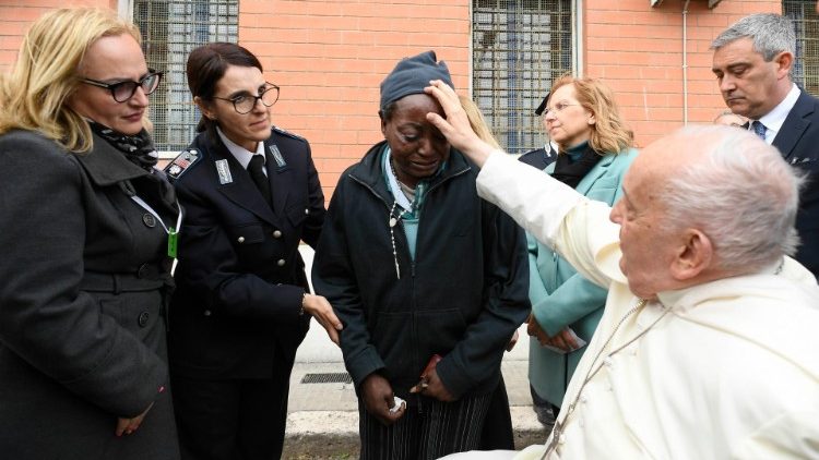 눈물을 흘리는 아프리카 출신 여성 재소자를 위로하는 교황