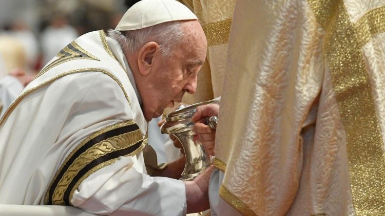Papa Françesku hukat ne amforën e bagmit