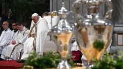 البابا يترأس قداس الميرون في بازيليك القديس بطرس بالفاتيكان 