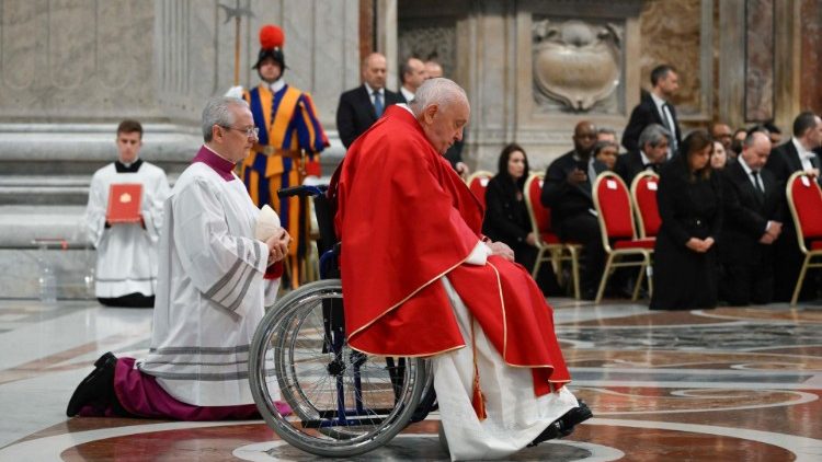 Papst Franziskus betet bei der Karfreitagsliturgie im Petersdom