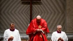 Il Papa prega durante la Celebrazione della Passione del Signore