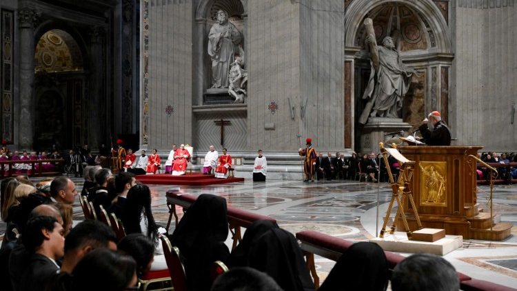 El cardenal Raniero Cantalamessa pronuncia su homilía