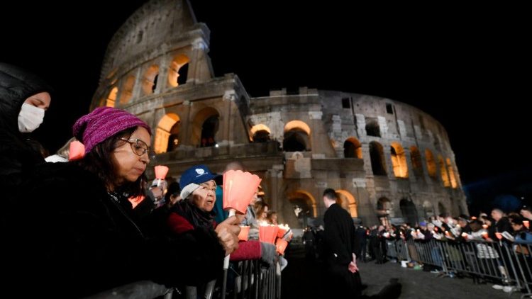 Veinticinco mil personas participaron del Viacrucis en el Coliseo de Roma.   